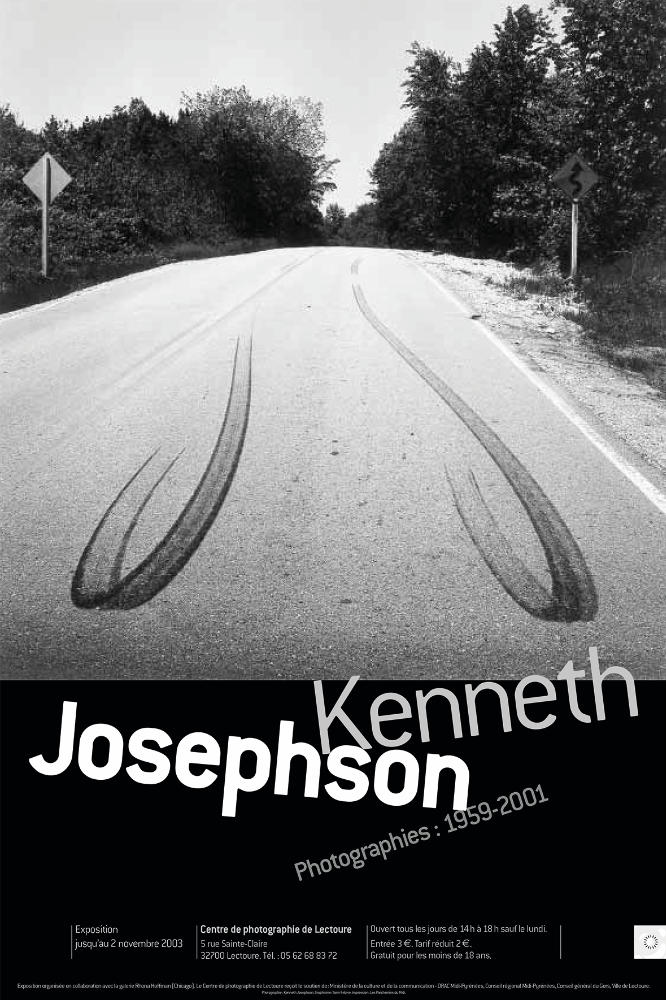Une route, des traces de pneus, des lettres bousculées. Une image de Kenneth Josephson pour son exposition “Photographies : 1959-2001” au Centre d'art et de photographie de Lectoure. Affiche par Yann Febvre.