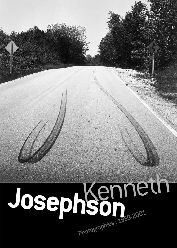 Une route, des traces de pneus, des lettres bousculées. Une image de Kenneth Josephson pour son exposition “Photographies : 1959-2001” au Centre d'art et de photographie de Lectoure. Flyer par Yann Febvre.