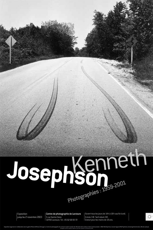 Une route, des traces de pneus, des lettres bousculées. Une image de Kenneth Josephson pour son exposition “Photographies : 1959-2001” au Centre d'art et de photographie de Lectoure. Affiche par Yann Febvre.