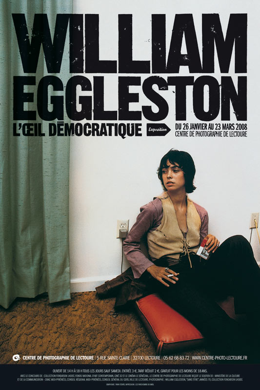 Jeune fille, cigarette à la main, un brin mélancolique… image de William Eggleston pour son exposition “L’œil démocratique” au Centre d'art et de photographie de Lectoure. Affiche par Yann Febvre.