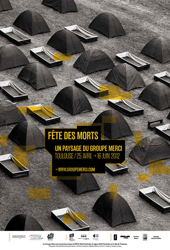 Le campement du spectacle “La mastication des morts”. Affiche de l'évènement “Fête des morts, un paysage du Groupe Merci” par Yann Febvre. Photographie : Christophe Raynaud de Lage.